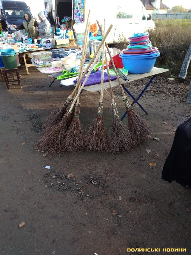 «До пенсії додали аж 5 гривень»: як заробляють на ринку волинські пенсіонери