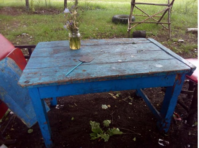 Старі понищені меблі просто неба: як у селі на Волині  діти облаштували клуб. ФОТО