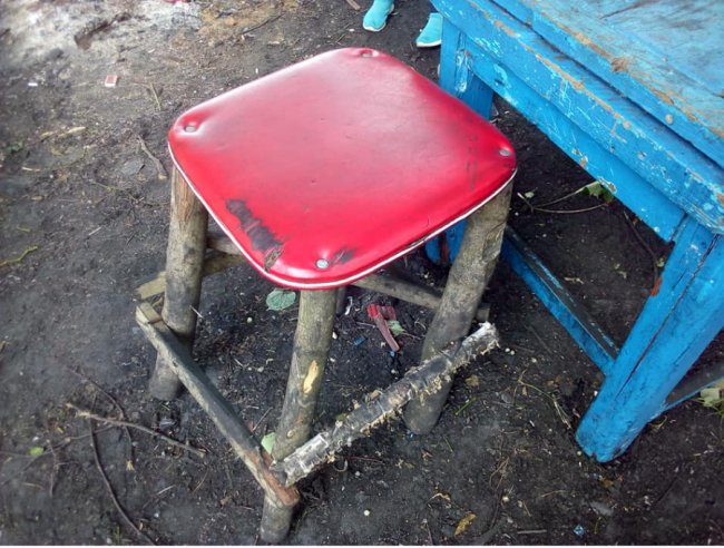 Старі понищені меблі просто неба: як у селі на Волині  діти облаштували клуб. ФОТО