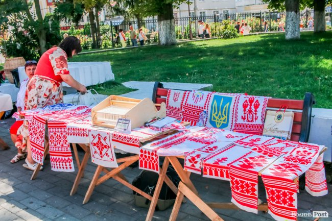Народні розваги і море людей: в центрі Луцька «гуляє» етнофестиваль. ФОТО 