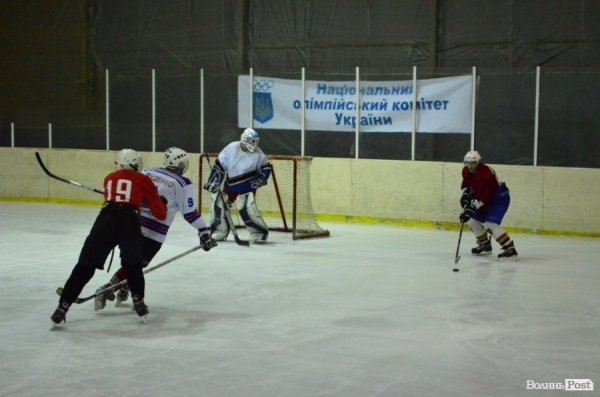 За підтримки УДАРу на Волині визначили кращих хокеїстів. ФОТО*