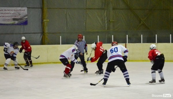 За підтримки УДАРу на Волині визначили кращих хокеїстів. ФОТО*