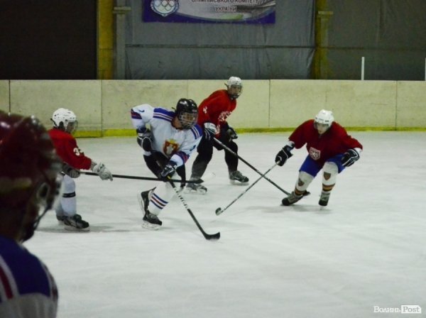 За підтримки УДАРу на Волині визначили кращих хокеїстів. ФОТО*