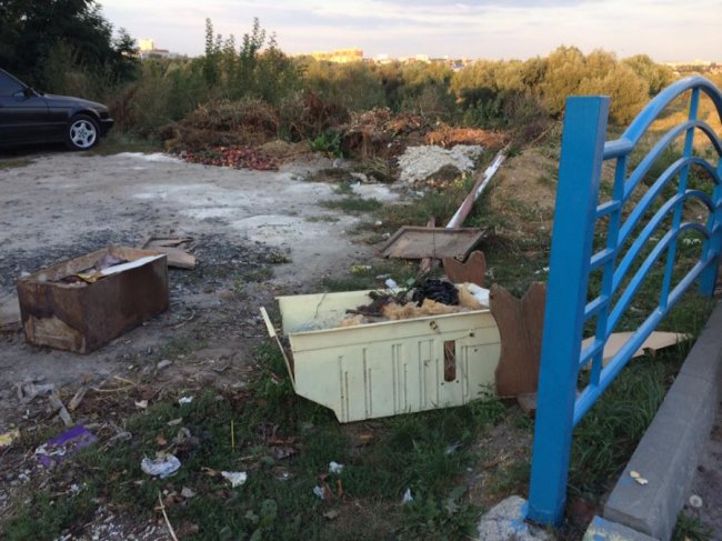 У Луцьку туристичний оглядовий майданчик перетворили на суцільний смітник. ФОТО