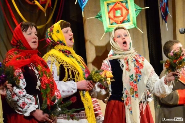 На «Різдві у Луцьку» вогнем з Віфлеєму підпалили майже 2-метрову свічку. ФОТО