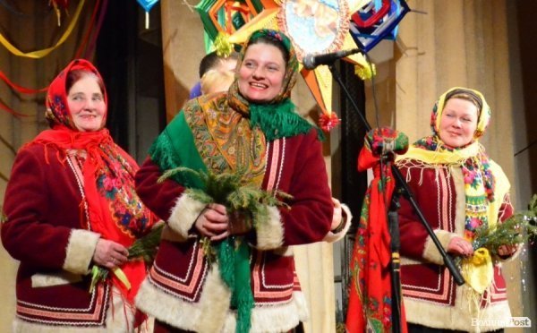 На «Різдві у Луцьку» вогнем з Віфлеєму підпалили майже 2-метрову свічку. ФОТО