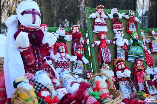На «Різдві у Луцьку» вогнем з Віфлеєму підпалили майже 2-метрову свічку. ФОТО