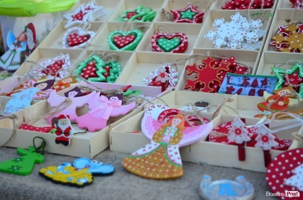 На «Різдві у Луцьку» вогнем з Віфлеєму підпалили майже 2-метрову свічку. ФОТО