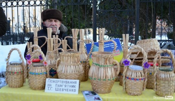 На «Різдві у Луцьку» вогнем з Віфлеєму підпалили майже 2-метрову свічку. ФОТО