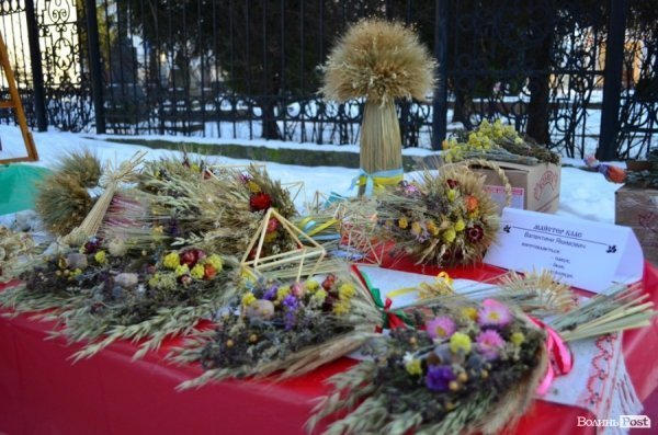 На «Різдві у Луцьку» вогнем з Віфлеєму підпалили майже 2-метрову свічку. ФОТО