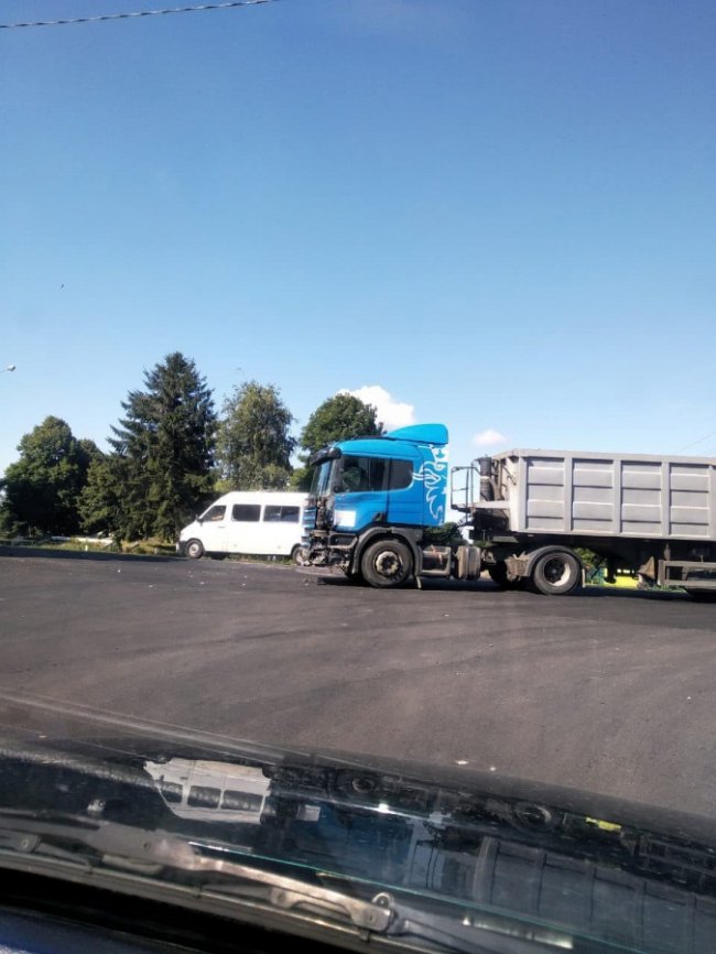 У селі на Волині зіткнулись вантажівка з лафетою. ФОТО