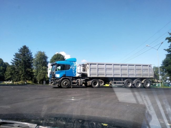 У селі на Волині зіткнулись вантажівка з лафетою. ФОТО