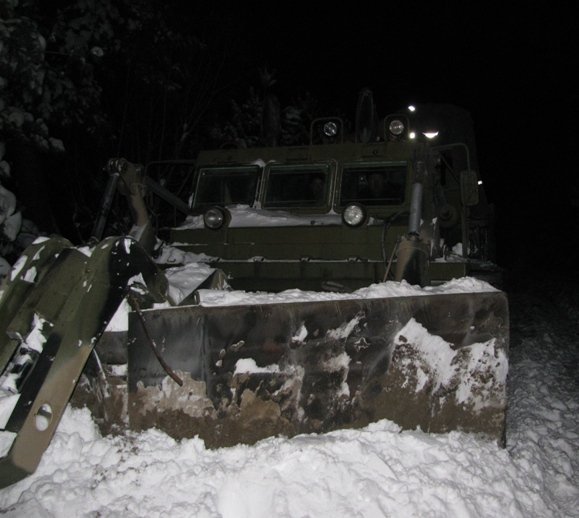 Для розчищення волинських доріг МНСники залучили важку техніку. ФОТО