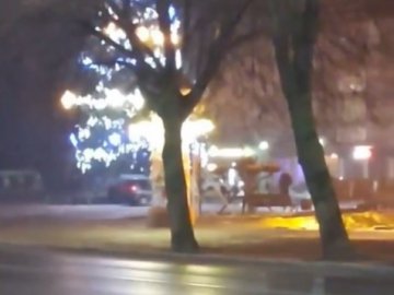 У місті на Волині автівка дрифтувала біля головної ялинки. ВІДЕО