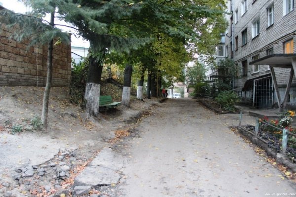 Мешканці багатоповерхівок у центрі Луцька скаржаться на розруху в дворі. ФОТО