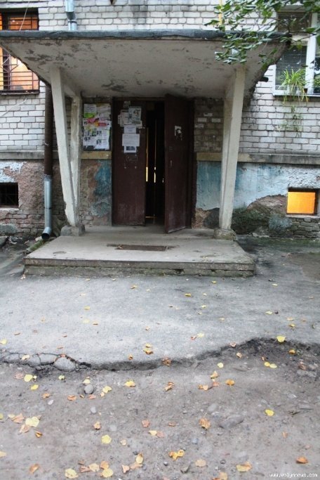 Мешканці багатоповерхівок у центрі Луцька скаржаться на розруху в дворі. ФОТО