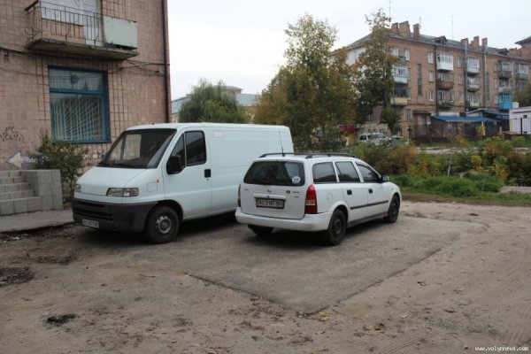 Мешканці багатоповерхівок у центрі Луцька скаржаться на розруху в дворі. ФОТО