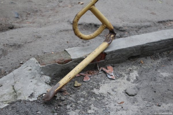 Мешканці багатоповерхівок у центрі Луцька скаржаться на розруху в дворі. ФОТО