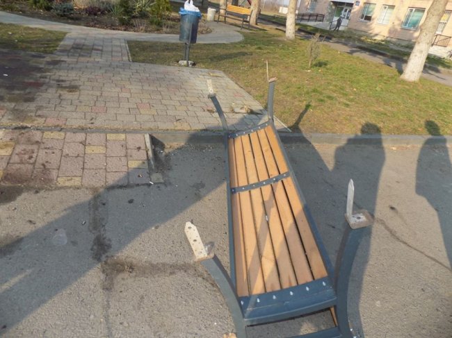 В успішній громаді поблизу Луцька вандали вирвали зацементовані лавки 