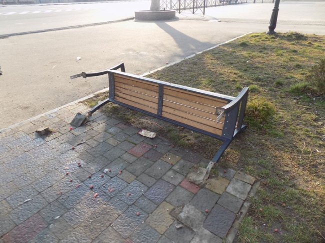 В успішній громаді поблизу Луцька вандали вирвали зацементовані лавки 