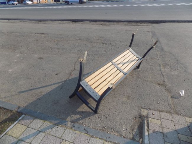 В успішній громаді поблизу Луцька вандали вирвали зацементовані лавки 