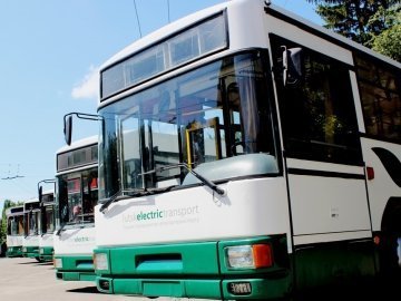 Тролейбусний відстій: лучани скаржаться на сміття та сморід, які залишають тролейбусники