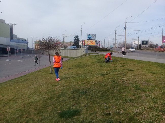 Весняна толока: працівники «ПортCitу» і «Там Таму» вийшли на суботник. ФОТО