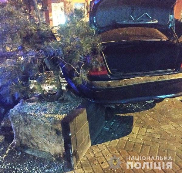 У Рівному молодик на BMW розтрощив огорожу і дві клумби. ФОТО