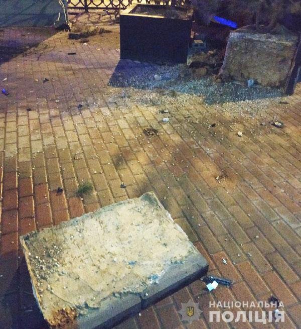 У Рівному молодик на BMW розтрощив огорожу і дві клумби. ФОТО