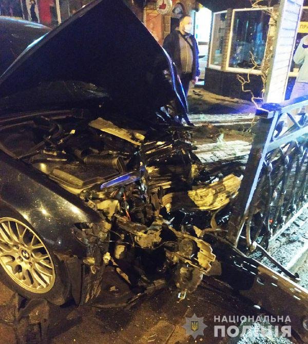 У Рівному молодик на BMW розтрощив огорожу і дві клумби. ФОТО