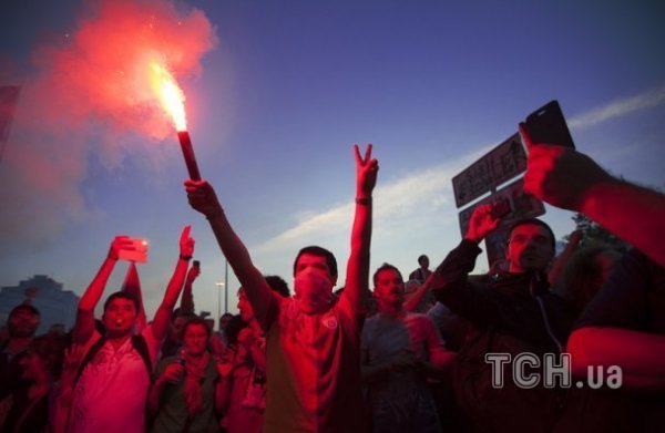 У Туреччині поліція розганяла людей сльозогінним газом. ФОТО. ВІДЕО