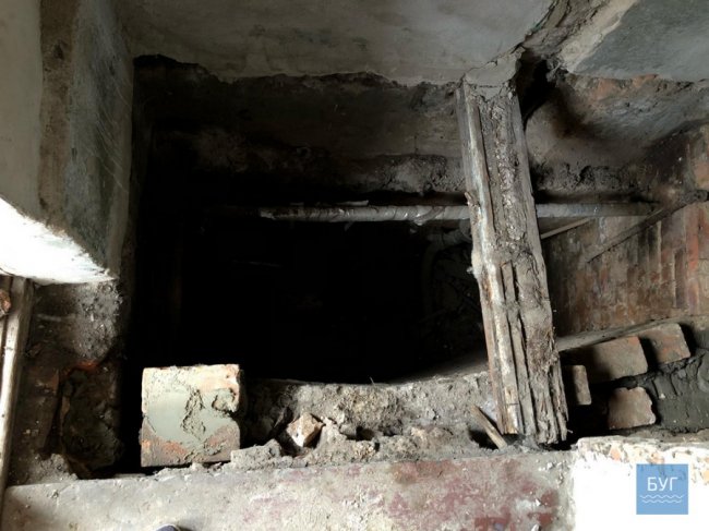 У Нововолинську в під'їзді будинку обвалилася підлога, коли заходила мама з візочком. ВІДЕО