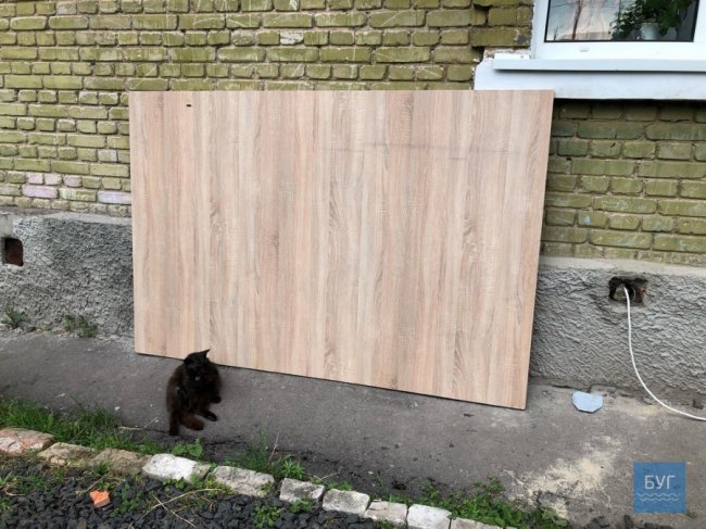 У Нововолинську в під'їзді будинку обвалилася підлога, коли заходила мама з візочком. ВІДЕО