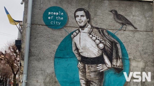 На будівлі луцького суду з'явився мурал легендарного співака Василя Зінкевича