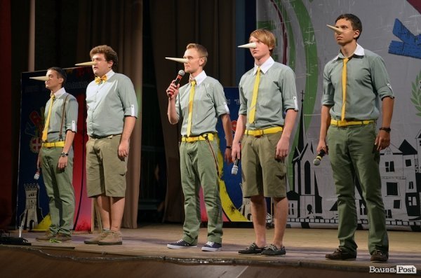 У Луцьку на КВНі ведучий заводив зал дикими танцями. ФОТО