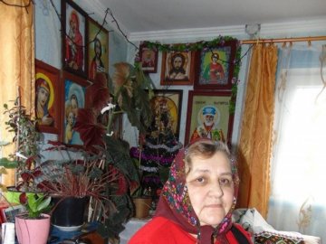Жінка з Волині, яку доля прикувала до інвалідного візка, вишиває ікони і дарує їх знайомим