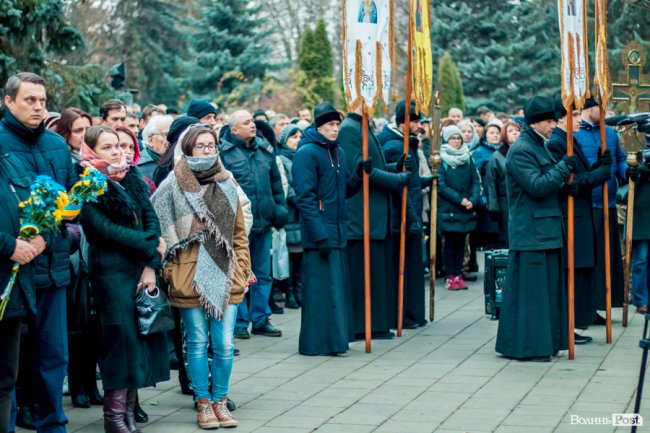 Квіти, сльози і свічки: у День Гідності та Свободи лучани вшанували пам'ять полеглих