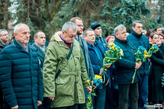 Квіти, сльози і свічки: у День Гідності та Свободи лучани вшанували пам'ять полеглих