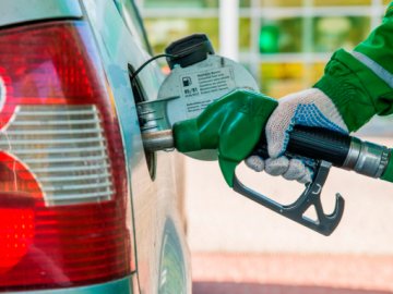 Кабмін погодив держрегулювання цін на пальне: якою має бути середня вартість бензину та дизеля 