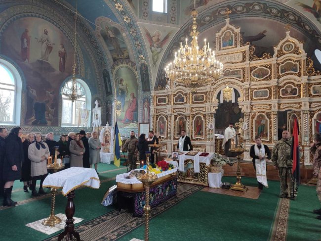 З квітами та навколішки: на Волині попрощалися із Героєм Миколою Пащуком