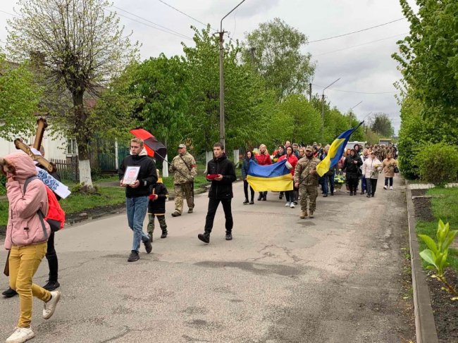 З квітами та навколішки: на Волині попрощалися із Героєм Миколою Пащуком