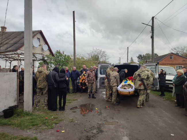 З квітами та навколішки: на Волині попрощалися із Героєм Миколою Пащуком