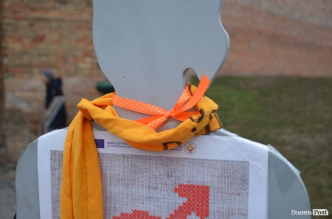 Площа перед замком у Луцьку стала помаранчевою. ФОТО