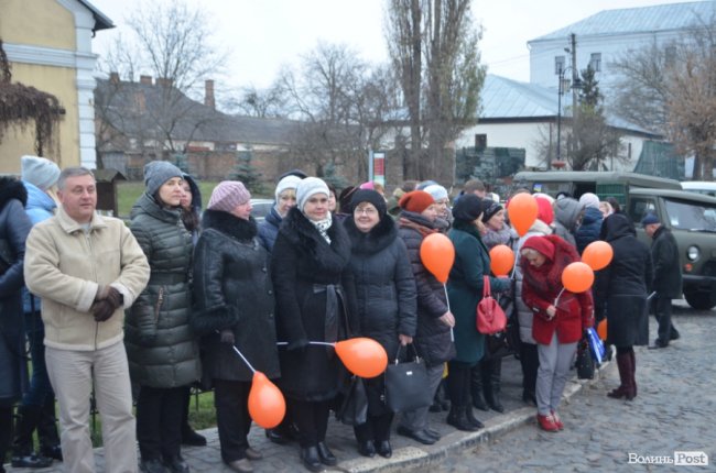 Площа перед замком у Луцьку стала помаранчевою. ФОТО