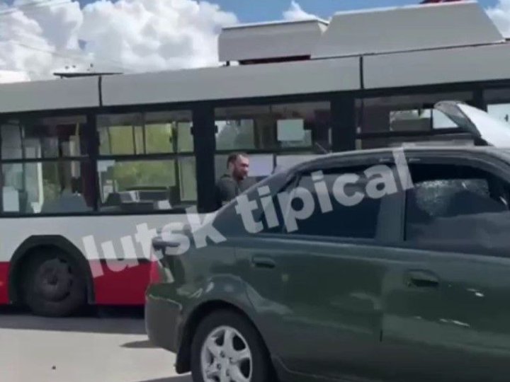 У Луцьку - аварія  за участі тролейбуса та двох автівок