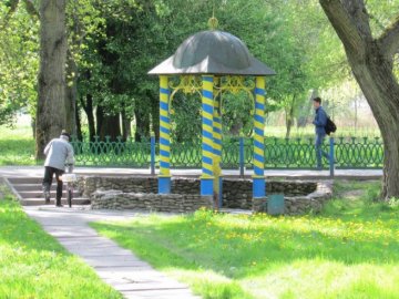 Невідомі скоїли акт вандалізму біля цілющого джерела на Волині