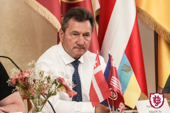 Найбільший виш Волині святкує 30-річчя: відбувся круглий стіл