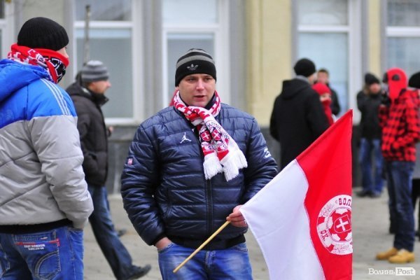 Футбольні фани у Луцьку влаштували марш. ВІДЕО