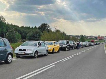 Окупанти з мінометів обстріляли евакуаційну колону на Запоріжжі