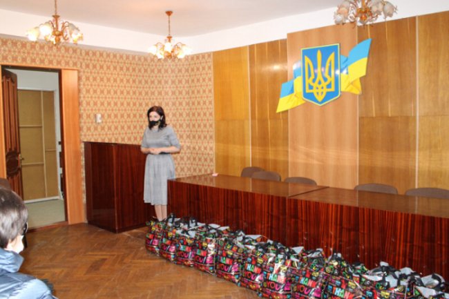 Луцьким сім’ям, де виховуються діти з інвалідністю, вручили продуктові набори